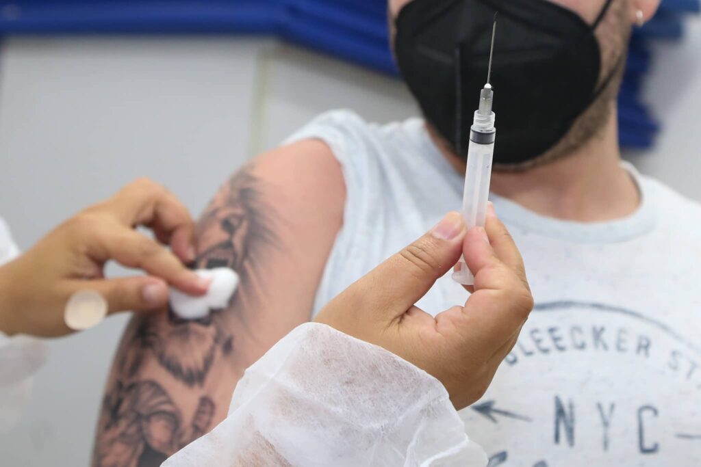 SP antecipa vacinação de adultos e promete imunizar adolescentes ainda em agosto
