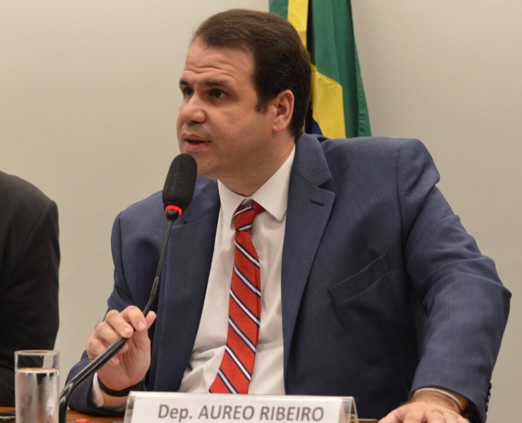 Aureo Ribeiro propõe saída para problemas causados por cardápios digitais