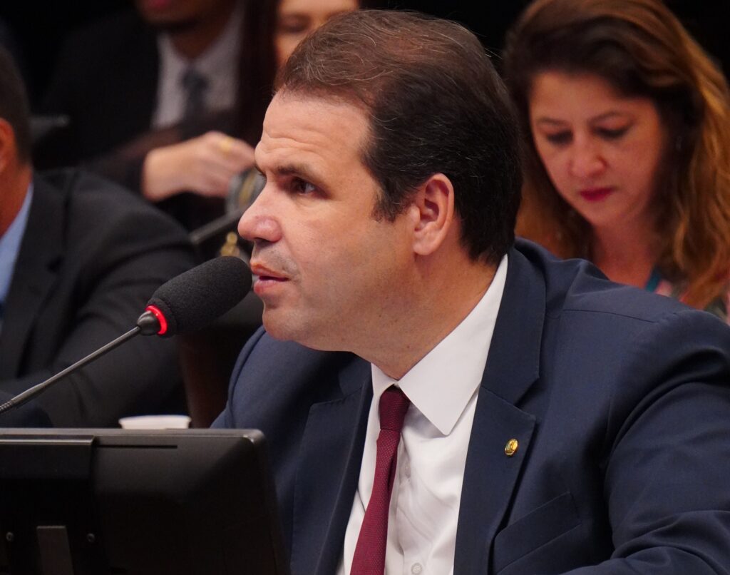 Aureo Ribeiro quer proibir propagandas de bets