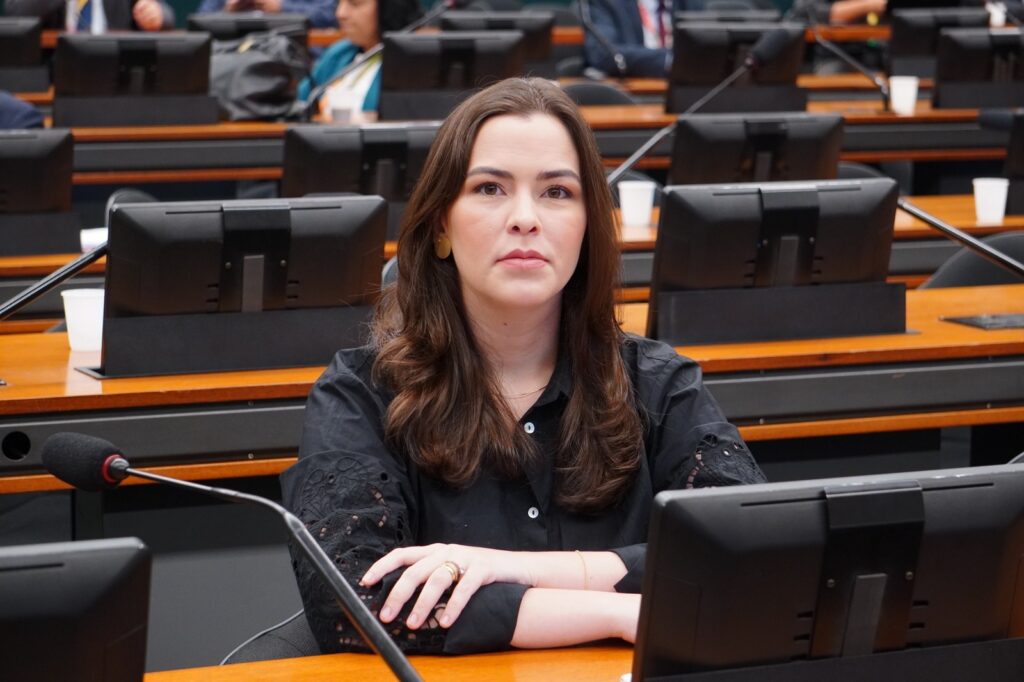 Maria Arraes propõe o envio obrigatório de informações de saúde por municípios e estados para o SUS.