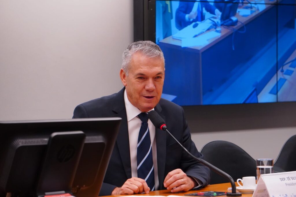 Zé Silva propõe vacinação domiciliar para crianças autistas