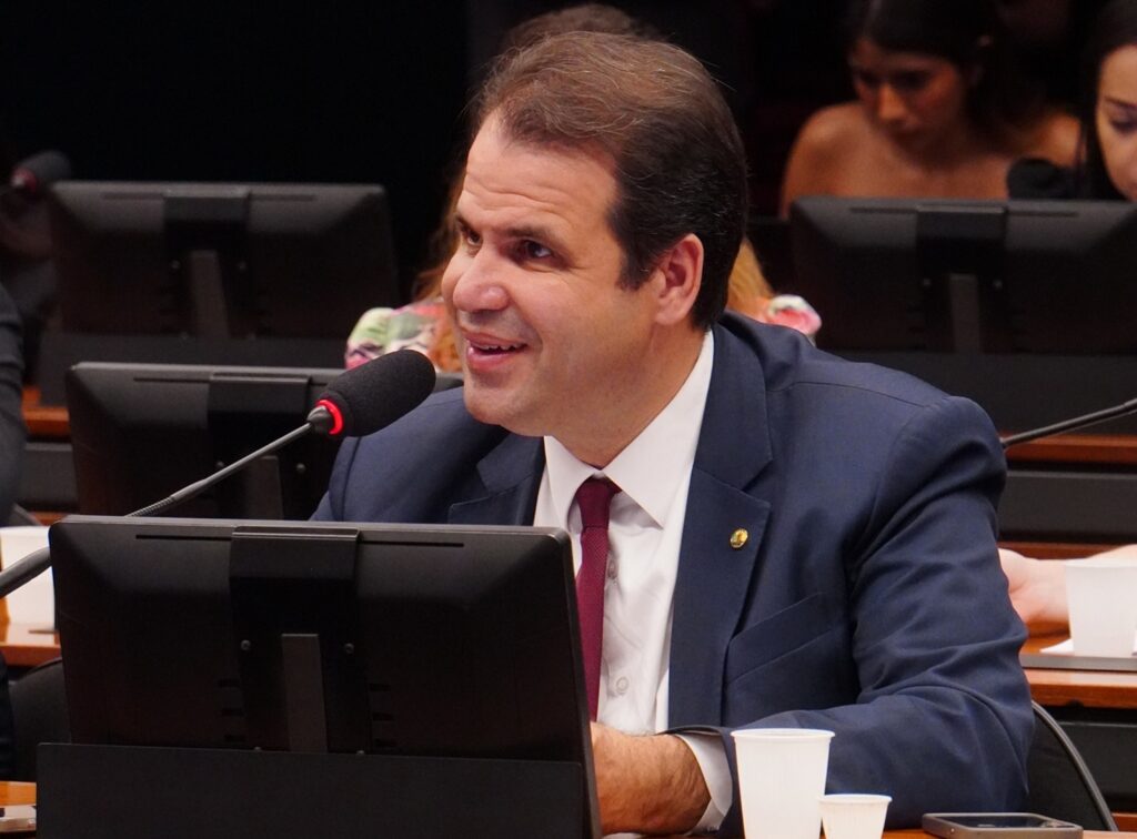 Aureo quer que planos de saúde cubram custos de exames pedidos por nutricionistas