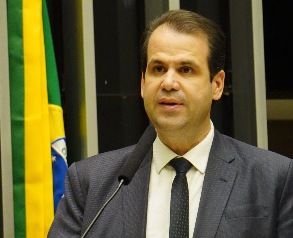 Câmara aprova aumento da licença-paternidade; propostas de Aureo Ribeiro fortalecem o texto.