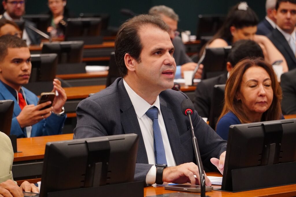 Aureo propõe a proibição de destaque de valores proteicos em embalagens de alimentos ultraprocessados